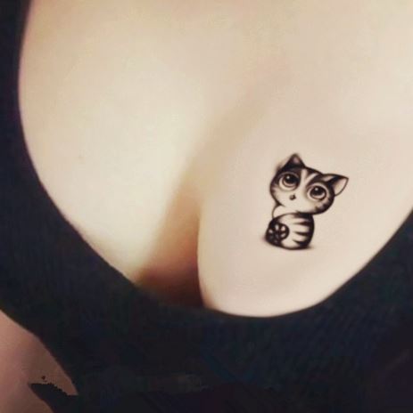 Hình xăm ở ngực nữ hình con mèo rất đáng yêu